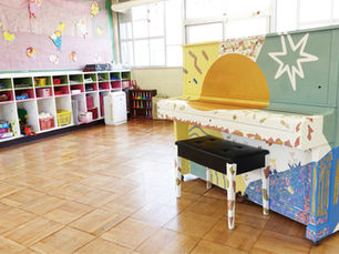 最後の卒園児となる11名の児童とアーティストのピアノに集結させた思い出の小さなカケラを振り返る