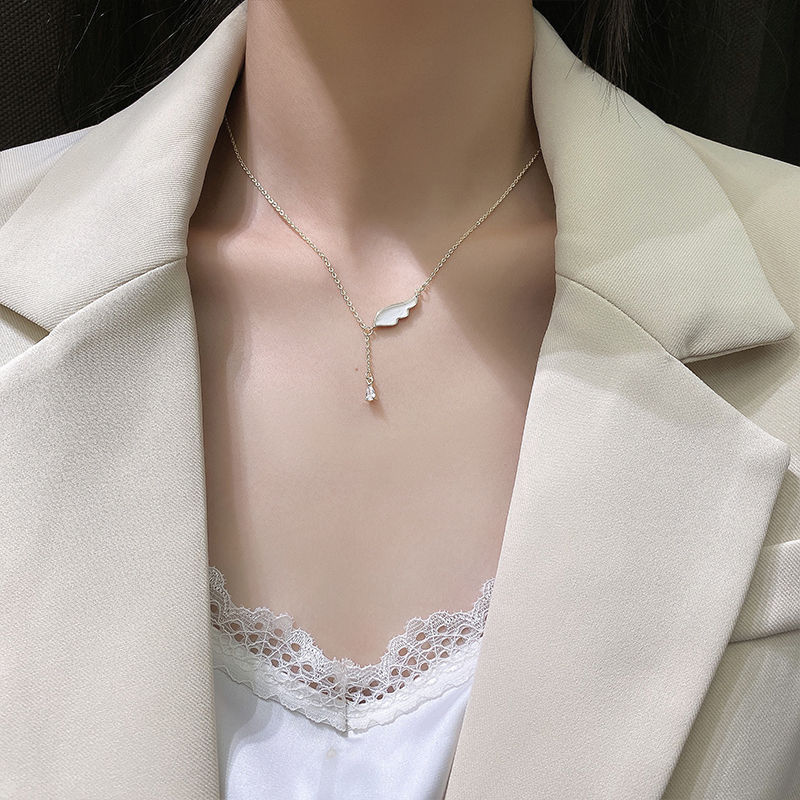 Miniatura: Colar com pendente de zircónia cúbica em forma de asa de simpatia com madrepérola natural e gota de chuva