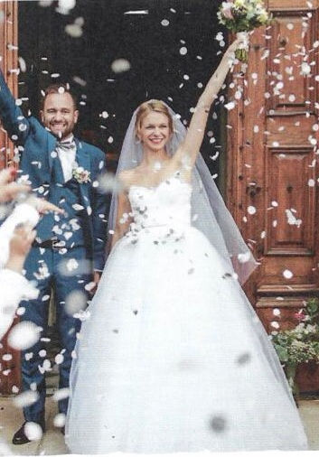 Couple de mariés à la sortie de l'église.jpg
