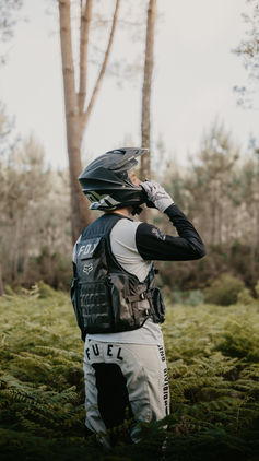 Shooting pour la marque de casque moto AIROH et la marque de vêtement moto FUEL MOTORCYCLE dans les forêts landaises