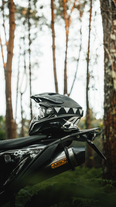Shooting pour la marque de casque moto AIROH et la marque de vêtement moto FUEL MOTORCYCLE dans les forêts landaises