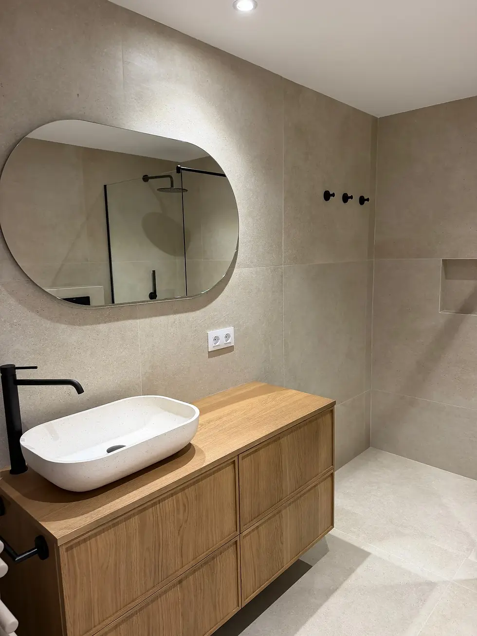 Calma y textura — Baño