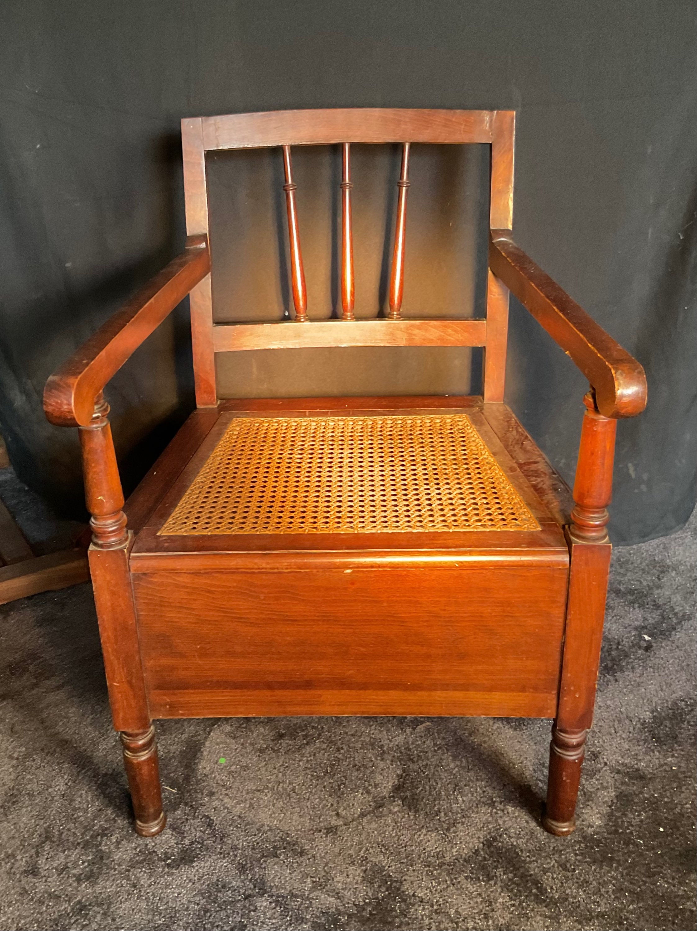 Chaise percée ancienne 