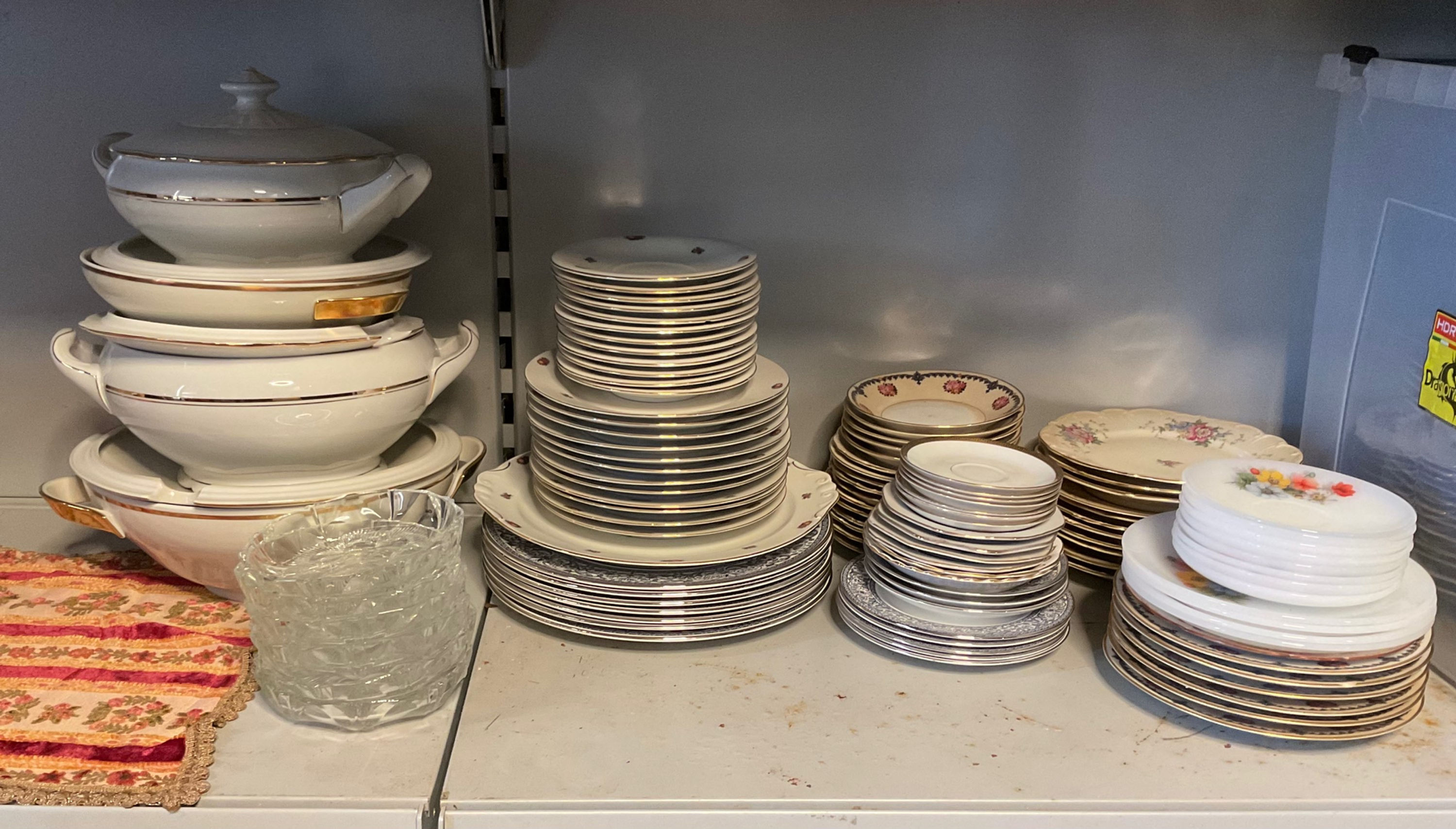 Stock d’assiettes et de plats assortis vintages