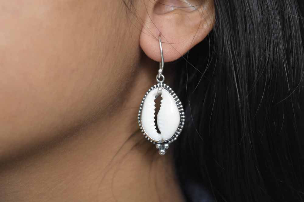 Jawan Triple Dots Shell Earrins .925 Sterling Silver