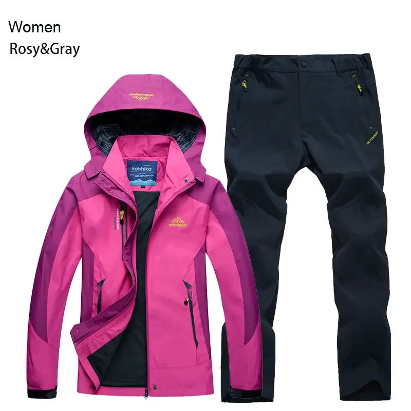 Miniatura: Green jacket with hood and zippered pockets, paired with dark gray pants.