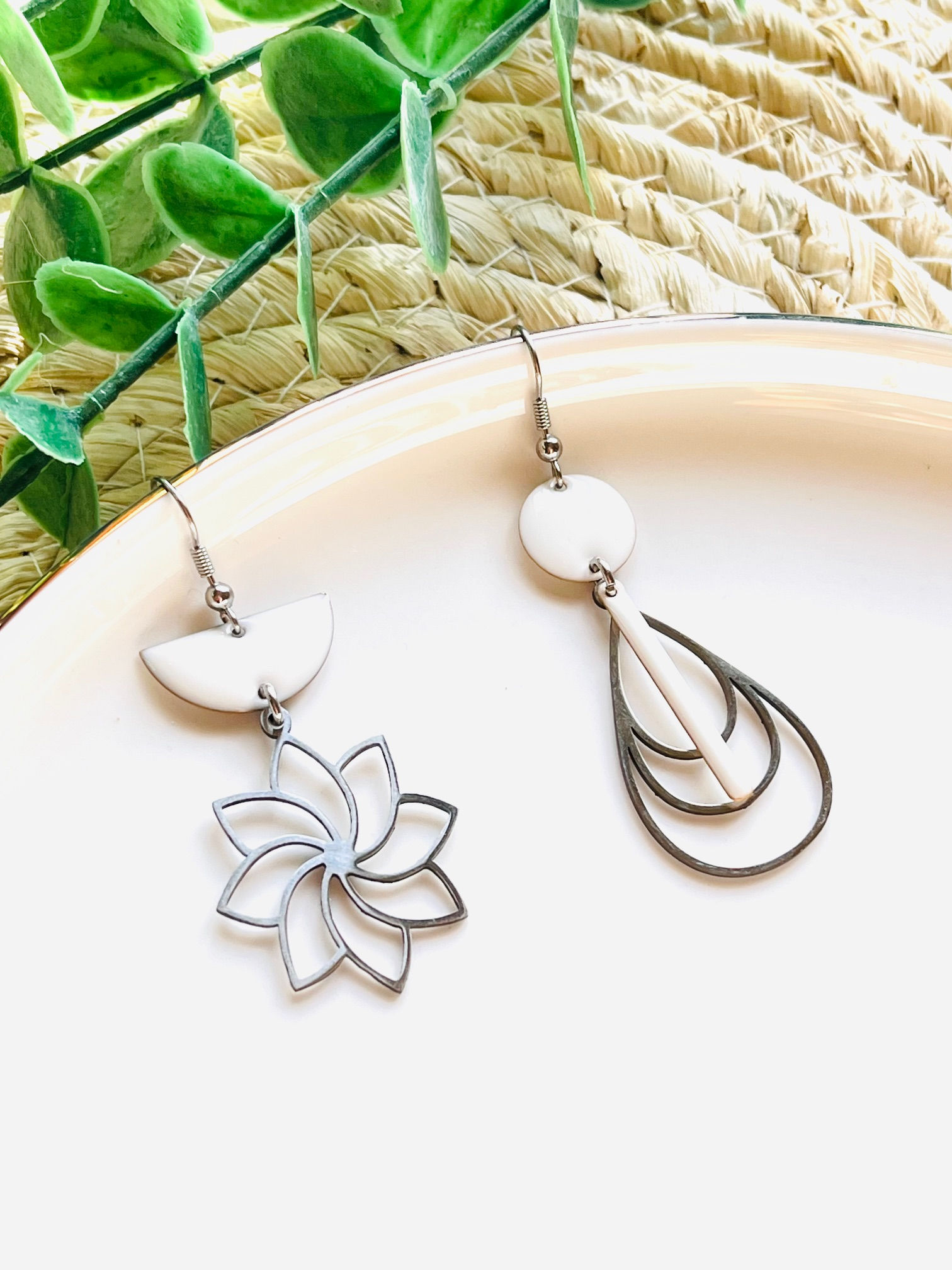 Boucles d’oreilles modèle Pure Lotus blanc et argenté