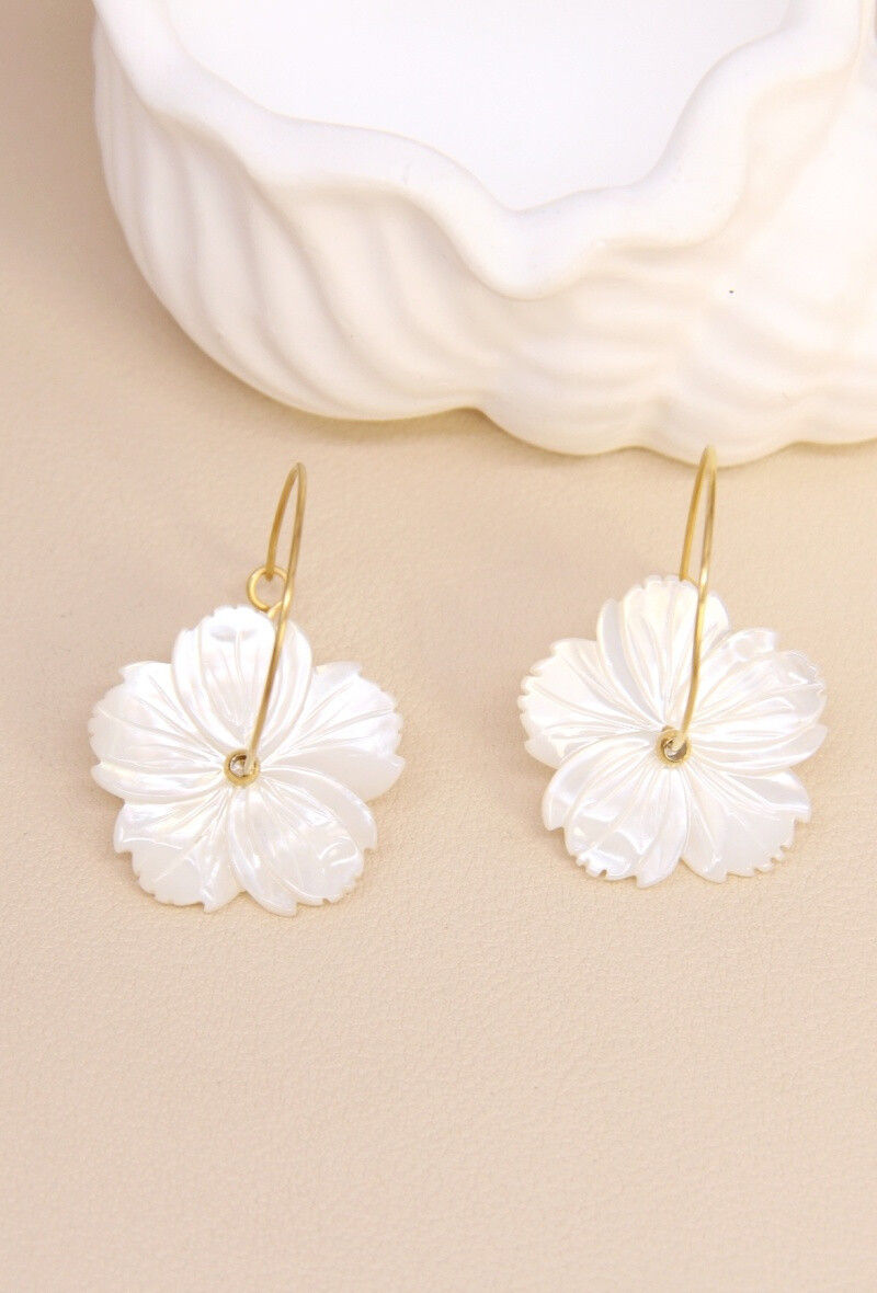Thumbnail: Boucles d’Oreilles “Fleur de Nacre” en acier inoxydable –  NAT