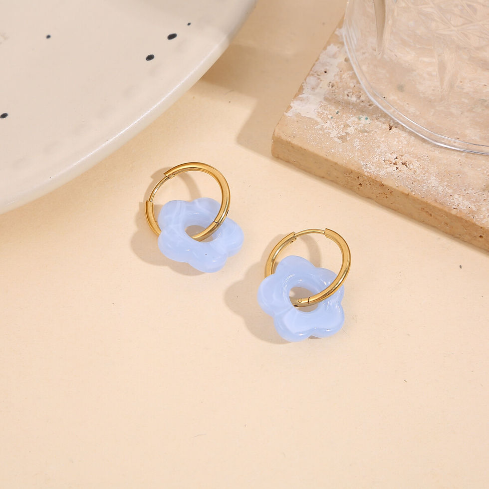 Thumbnail: Boucles d'oreilles créoles fleur résine bleue JOSY