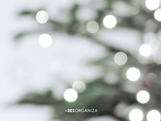foto borrada de uma árvore de natal verde com luzinhas pisca pisca brancas