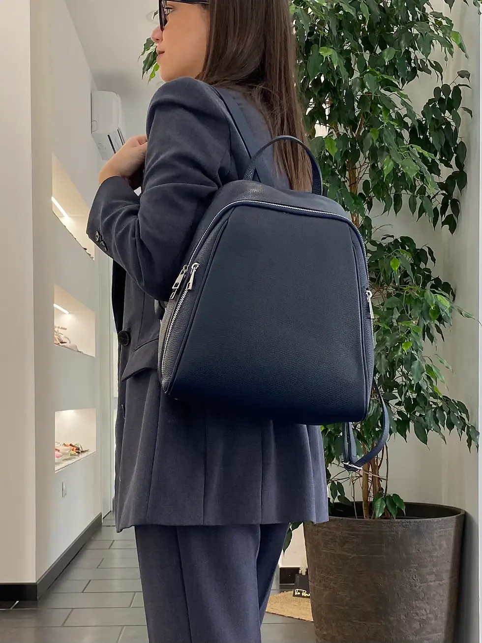 Miniatura: ZAINO DONNA "DESY" FORMA A TRAPEZIO IN PELLE BLU