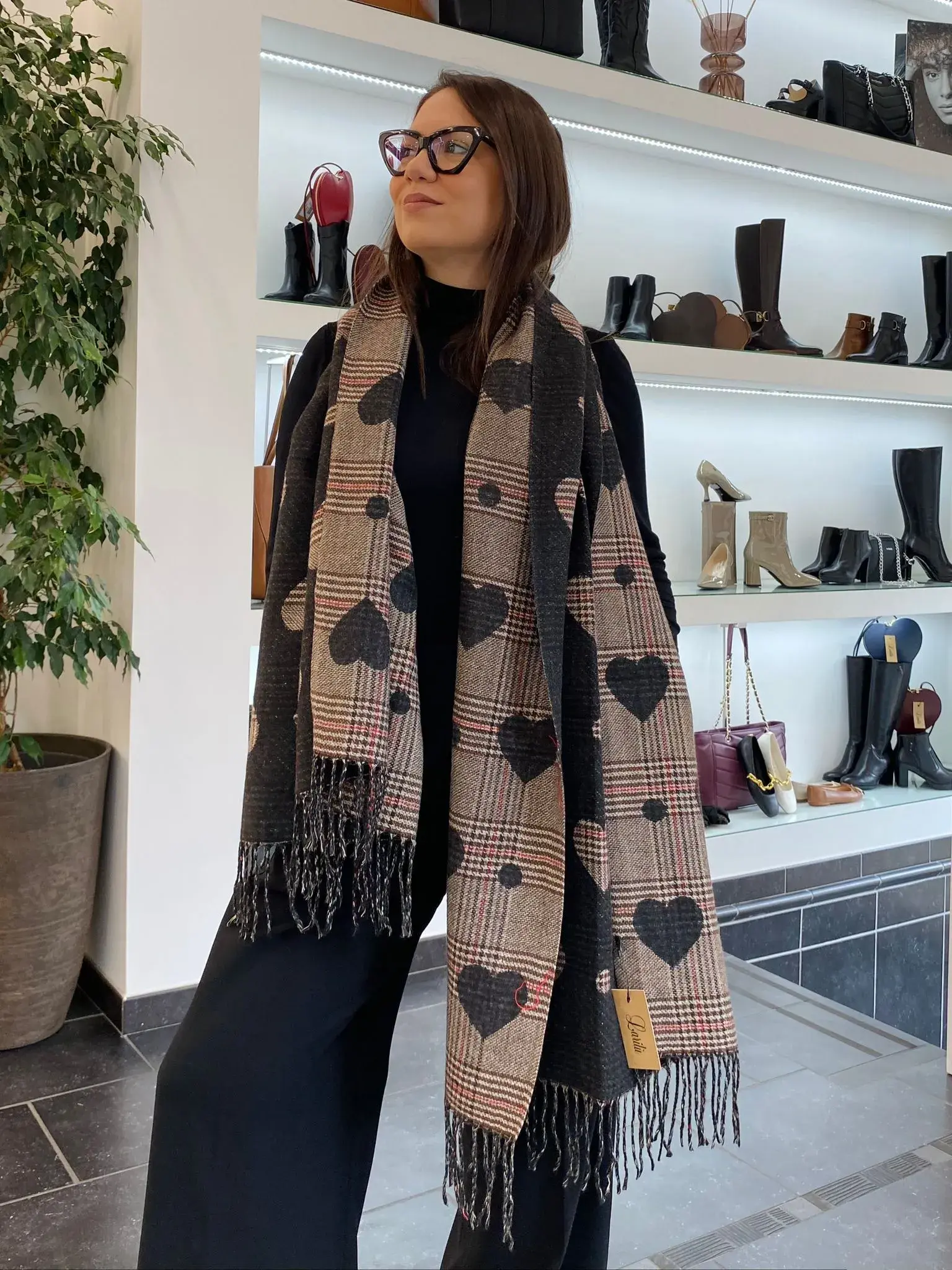 SCIARPA TARTAN LOVE NERO IN VISCOSA