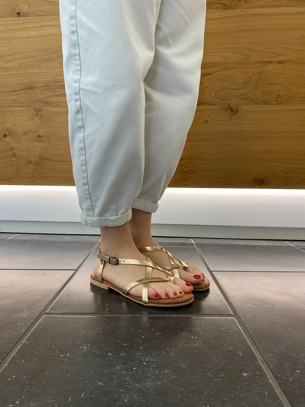 Miniatura: SANDALO EMMA DONNA IN PELLE LAMINATO CIPRIA
