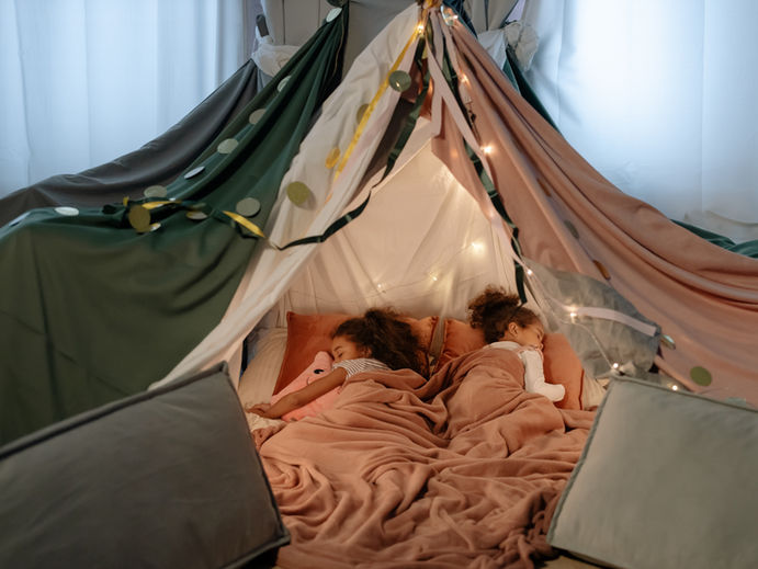 Door ontspanningsoefeningen slapen kinderen vaak gemakkelijker en sneller na een drukke dag