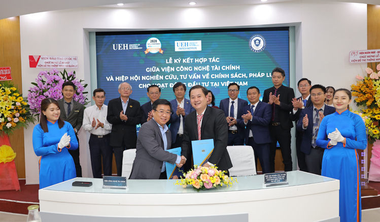 Viện trưởng Viện Công nghệ tài chính ký kết MOU tại sự kiện ra mắt.