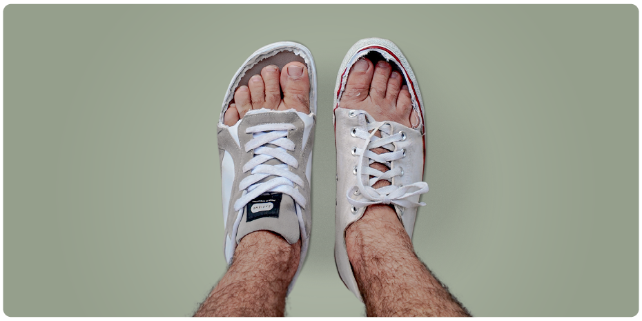 Calzado que muestra pies en una zaparilla barefoot y en otra tradicional.