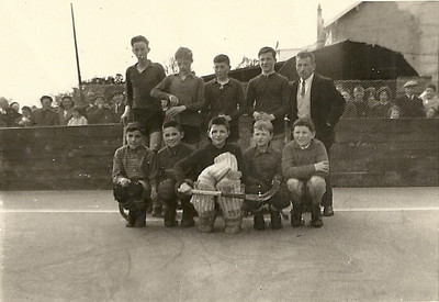 Saison 1957/1958 Debout de G à D ?/PRAUD René/DOUAUD René/TUDEAU Maurice/Pierre GIRAUDEAU Accroupi de G à D ROSSIN Guy/BRUNG Michel/CHIFFOLEAU Jean Paul/ROCHETEAU Jean PIerre/GAUDIN René