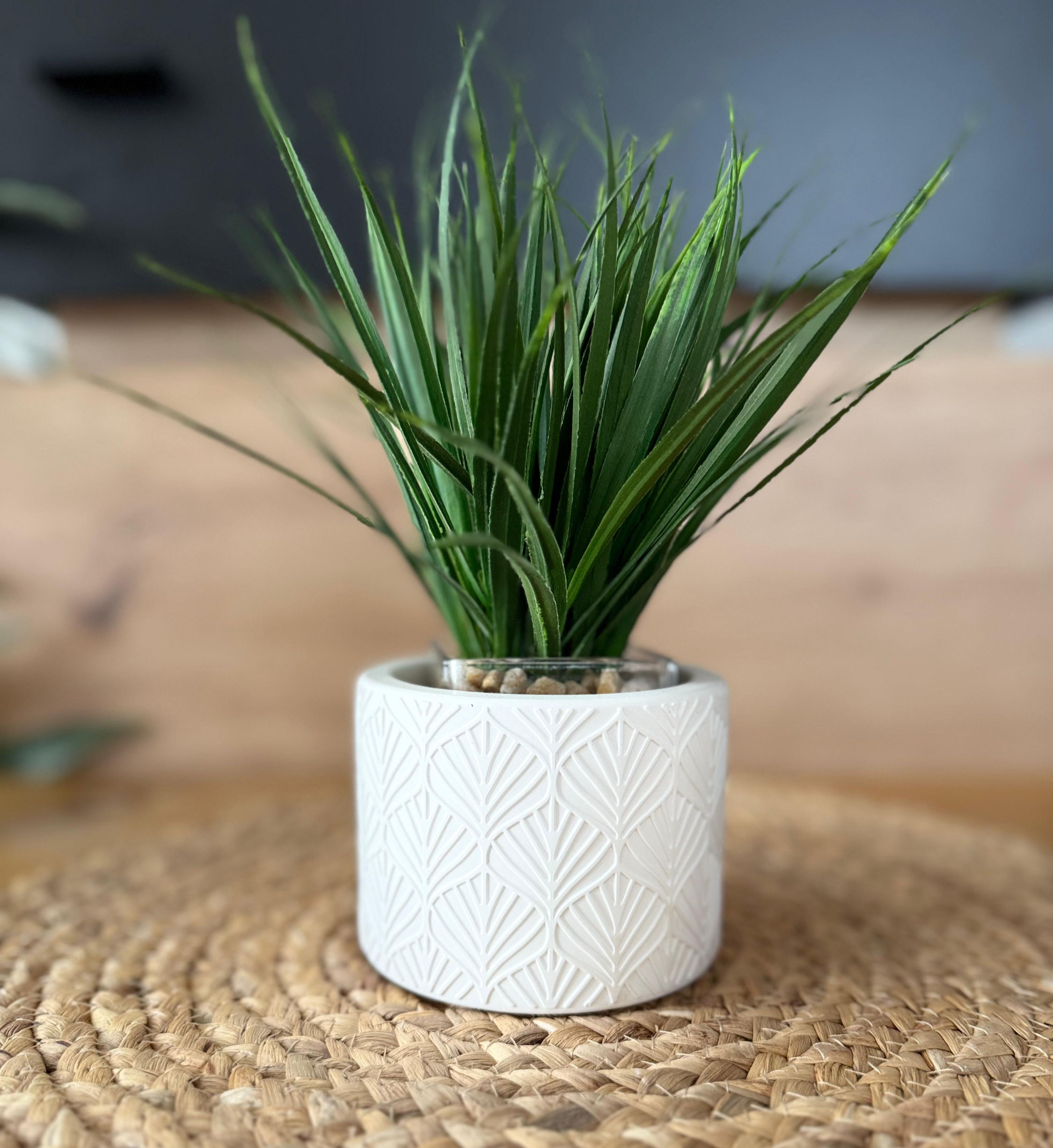 Weiße Design-Vase aus Raysin mit Strukturmuster (ohne Inhalt)