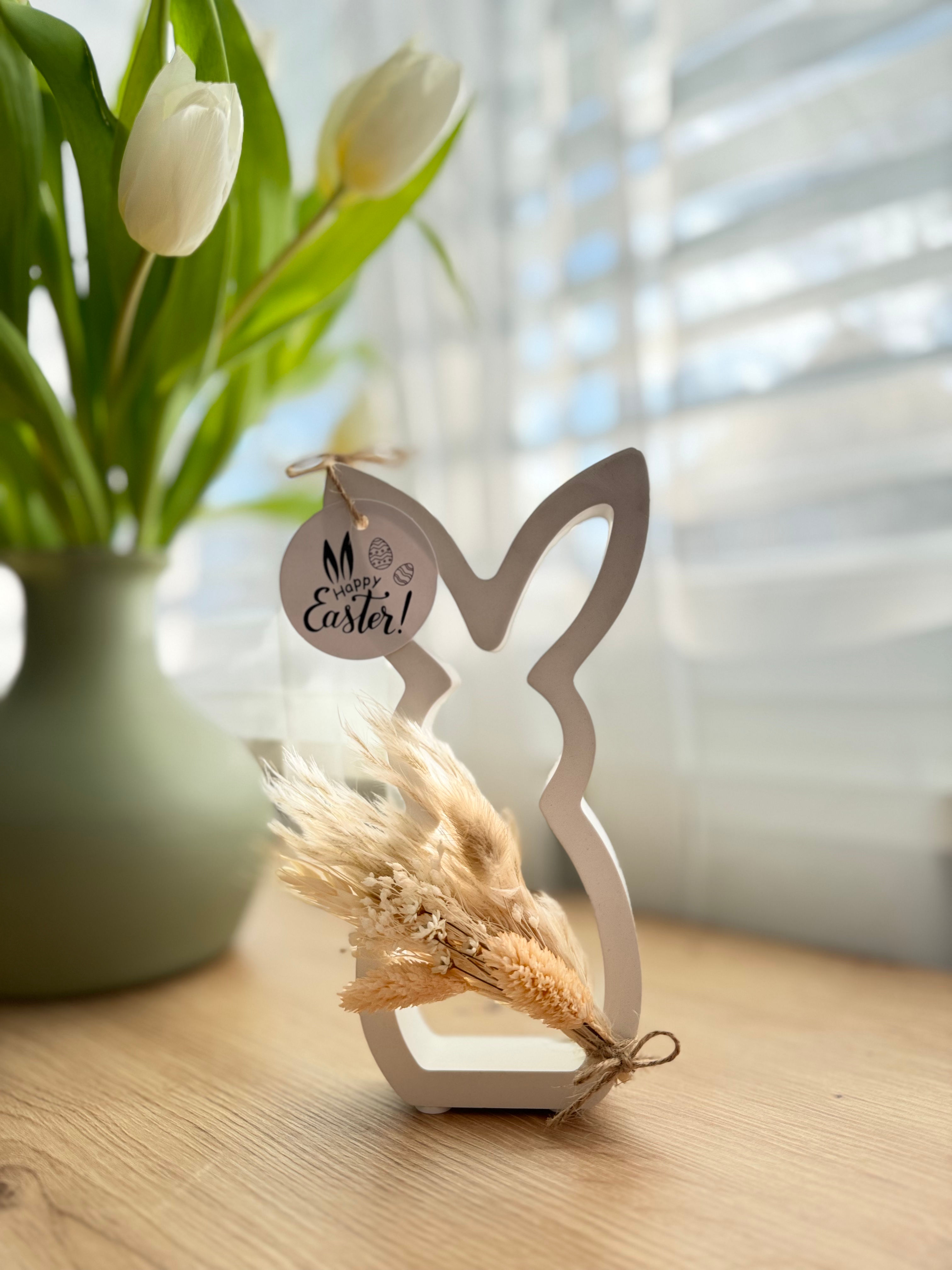 Dekorativer Osterhase in Lachsfarben