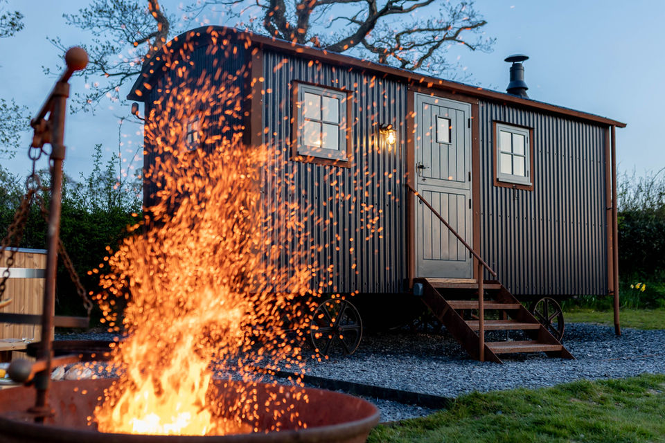 Siôr Shepherd's Hut 5-star glamping North Wales.
