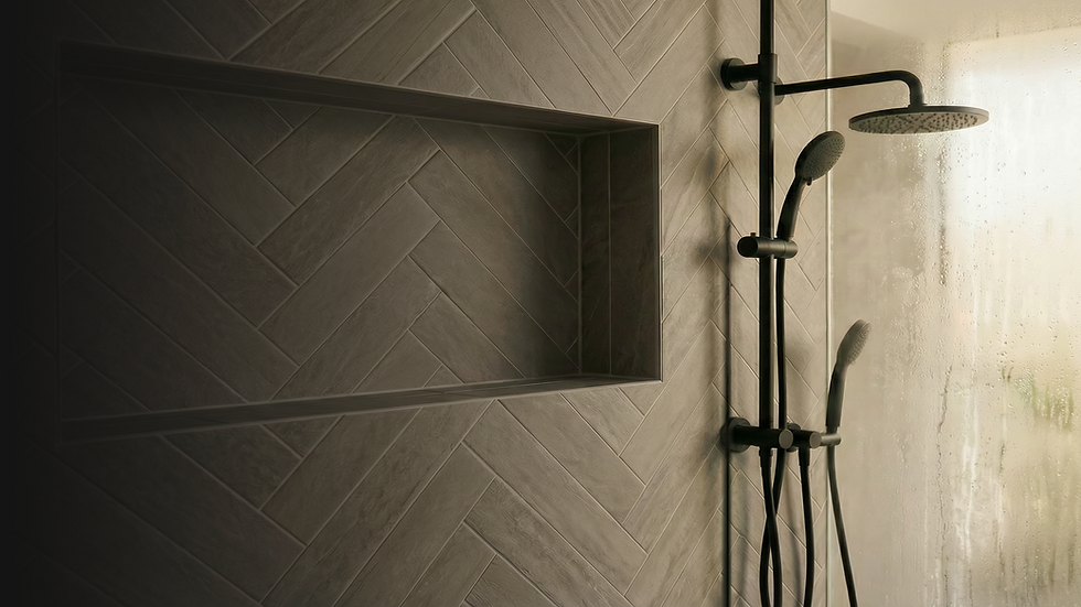 Salle de bain moderne avec douche à l’italienne, parois en verre et carrelage mural en motif chevron, présentée comme bannière pour une entreprise de rénovation résidentielle.
