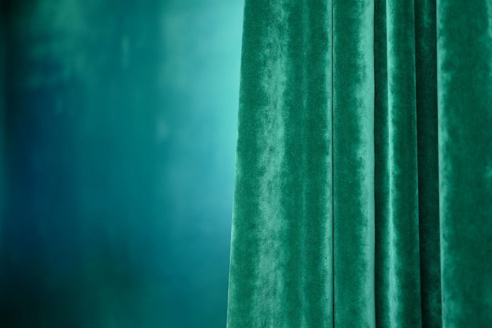 Grüner Vorhang als Symbol für Neubeginn und innere Entwicklung – Praxis für Psychotherapie, NARM™ Traumatherapie und systemische Therapie, Coaching und Supervision in München und online