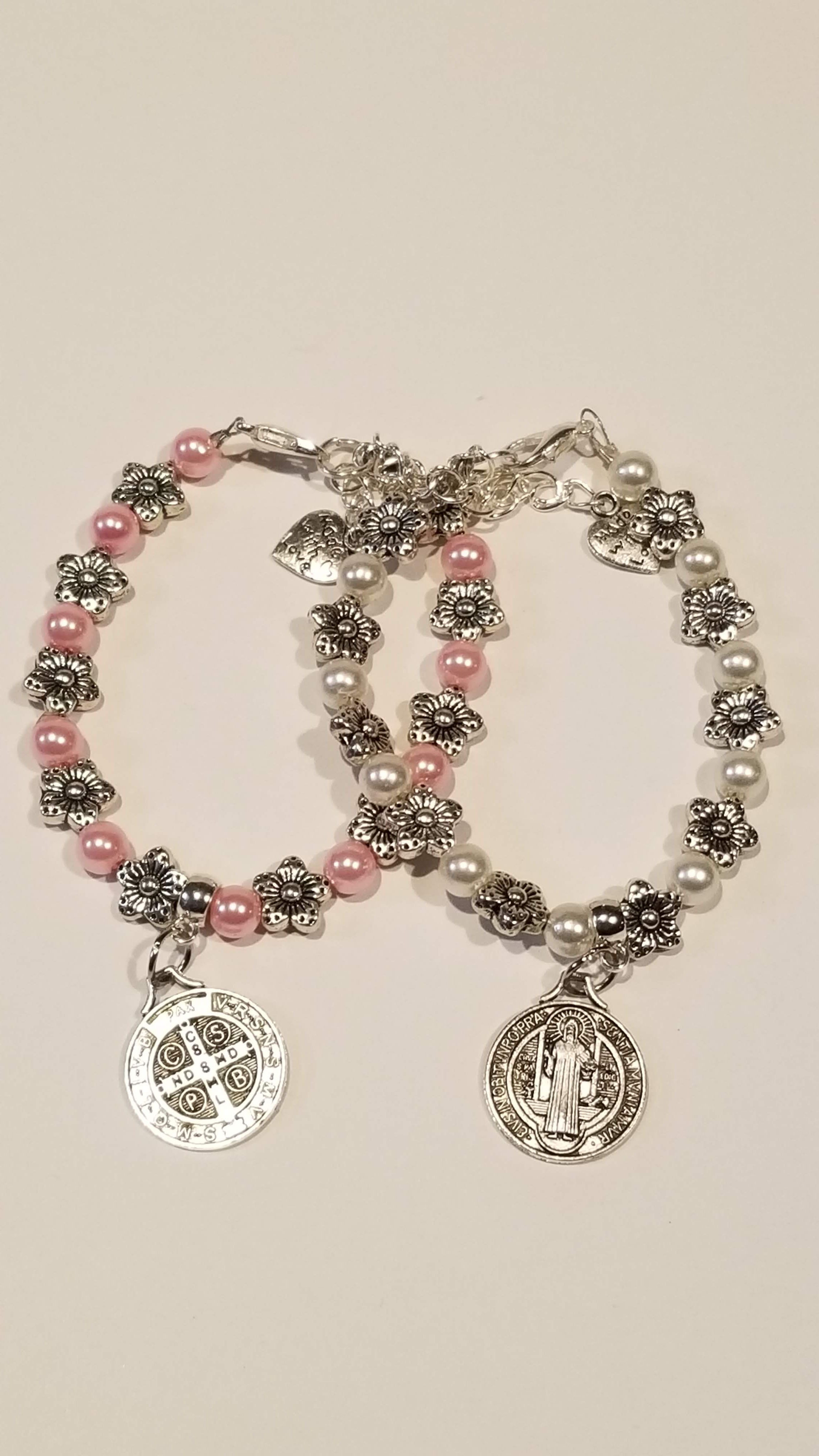 Pulsera con dijes de San Benito