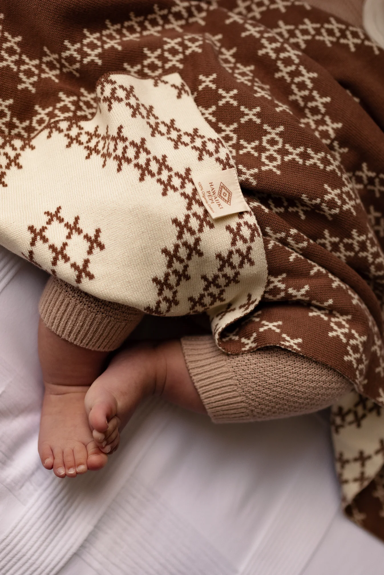 Pātikitiki 100% organic cotton blanket - dark brown