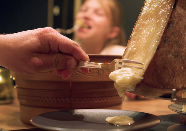 Raclette dans un chalet de montagne