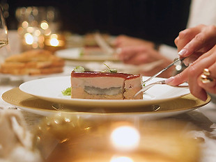 Une luxueuse table de fête avec des éclairages dorés dans un chalet de montagne