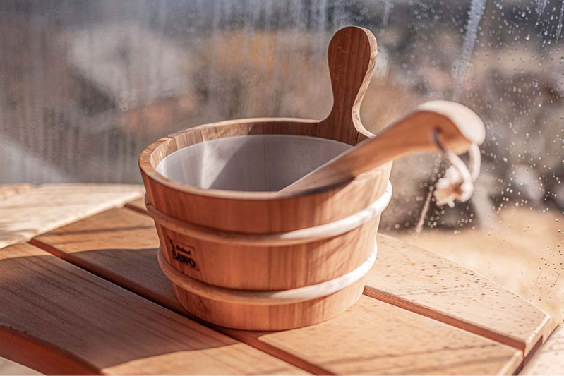 Seau dans un sauna finlandais en bois