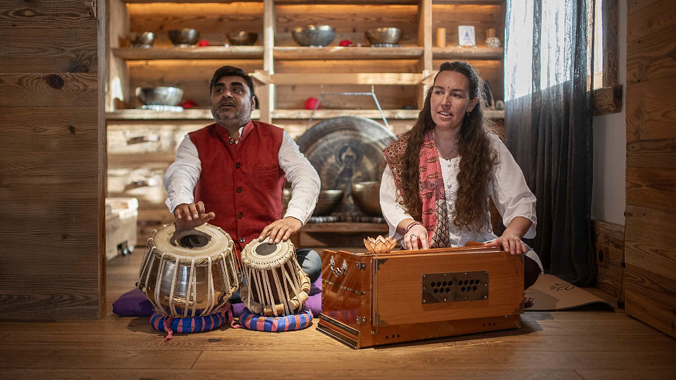 Sunil et Isabelle pendant un Kirtan dans l’espace privé du Chalet Les Cerises