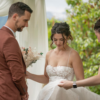 Jeunes mariés sur le balcon d'un chalet de montagne