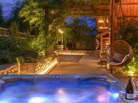 Jacuzzi sur la terrasse d'un chalet de luxe en Haute Savoie