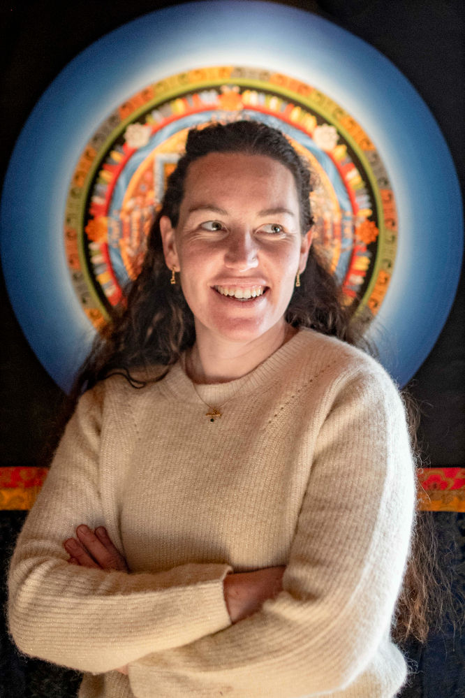 Portrait d’Isabelle, ostéopathe et praticienne de yoga au Chalet Les Cerises