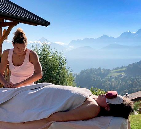 massaggio spa all'aperto sul Monte Bianco con vista sulle montagne