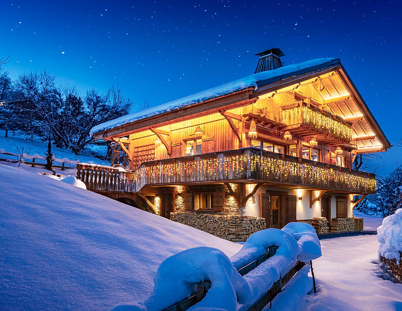 Façade d'un chalet de location sous la neige