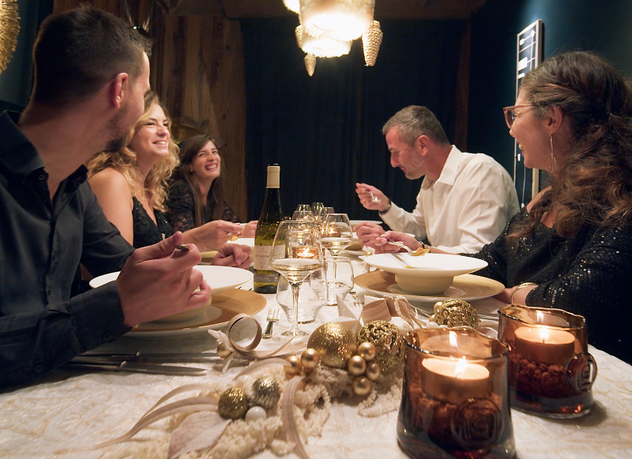 Repas gastronomique entre amis face au Mont-Blanc