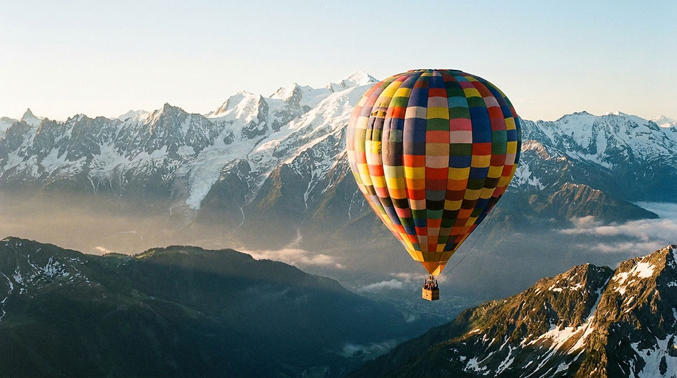 Montgolfière en montagne devant le Mont-Blanc enneigé lumière du matin