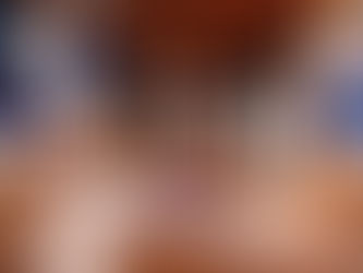 Trois gongs suspendus dans un shala de yoga pour offrir un bain de gong