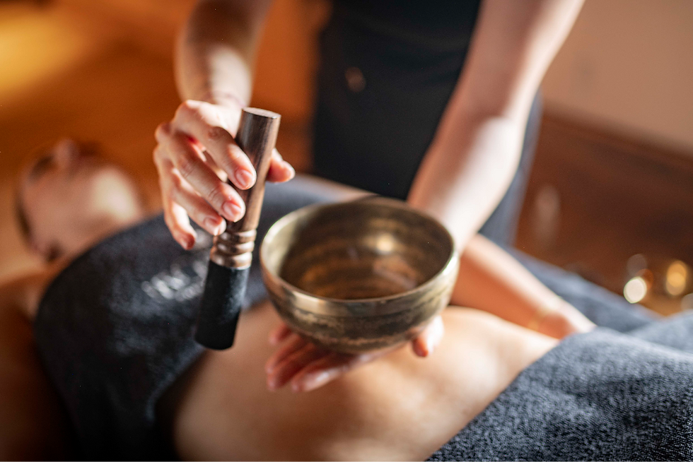 Bol tibétain posé sur le corps pendant un massage signature avec Audrey