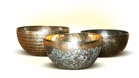 trois bols d'aspect différent sur fond sobre