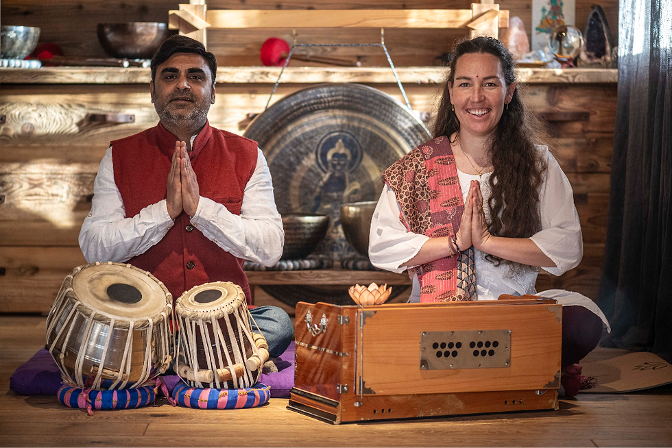 Sunil et Isabelle pendant un Kirtan privé au Chalet Les Cerises