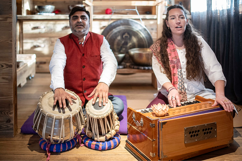 Sunil et Isabelle proposent un Kirtan pouvant accompagner un stage de yoga au chalet
