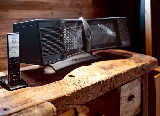 Enceinte centrale Martin Logan Cinéma posée sur un établi ancien dans un chalet de montagne.