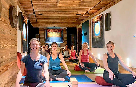 Groupe de femme qui font du yoga dans un chalet de montagne