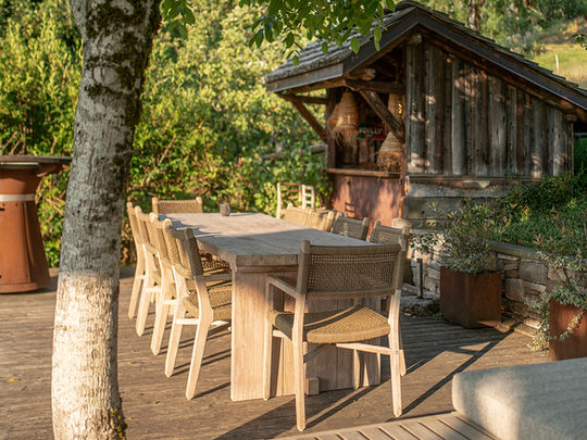 Salle à manger de jardin d'une location de chalet de montagne