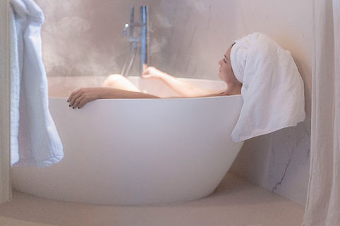 Jeune femme allongée dans une baignoire dans un chalet