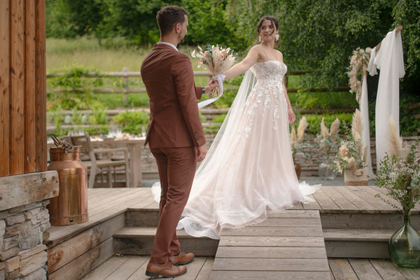 Couple complice célébrant son mariage dans le jardin d’un chalet de montagne