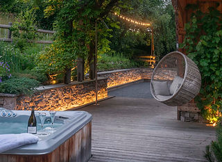 Terrazza di uno chalet di montagna con vasca idromassaggio